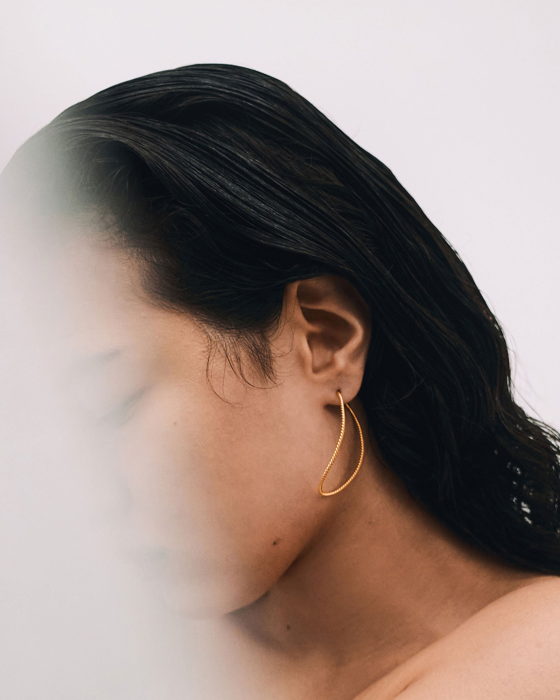 yuyuyu さま専用　BAR JEWELLERY ゴールドカーブピアス TWISTED CONTOUR EARRINGS | Gold – BAR Jewellery