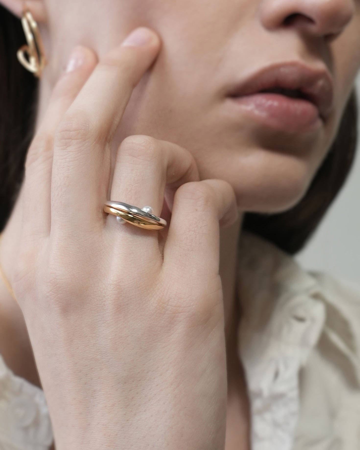 ATTRAVERSO RING WITH PEARL | Gold – BAR Jewellery